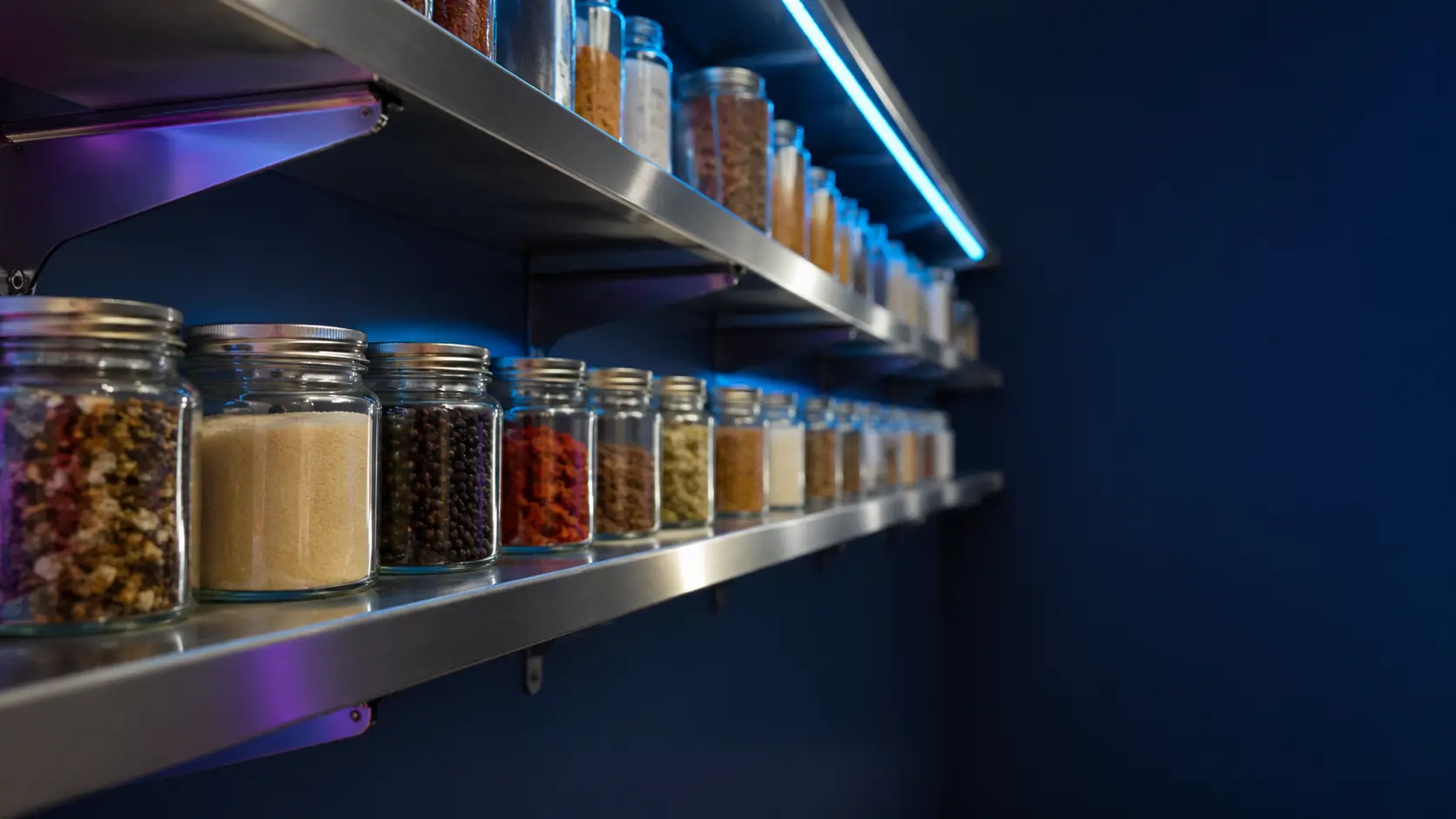 Prateleira de estoque organizada com potes de vidro etiquetados em cozinha profissional iluminada em azul — controle de estoque restaurante